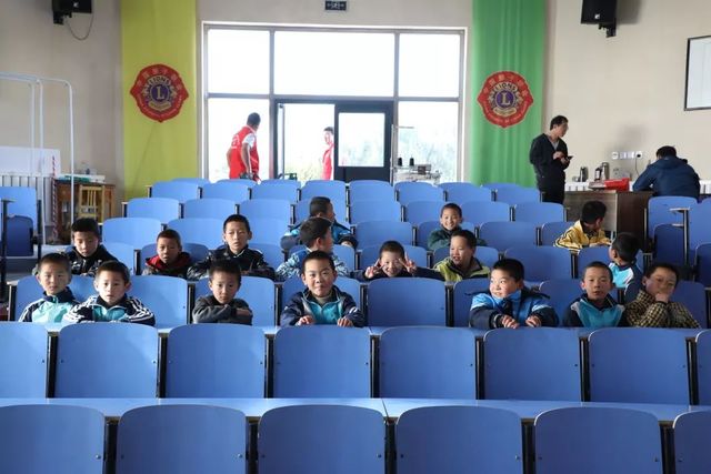 慰問(wèn)孤兒院