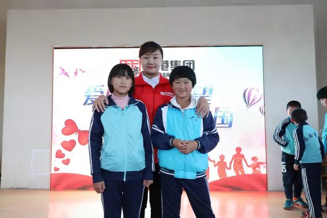 慰問(wèn)孤兒院